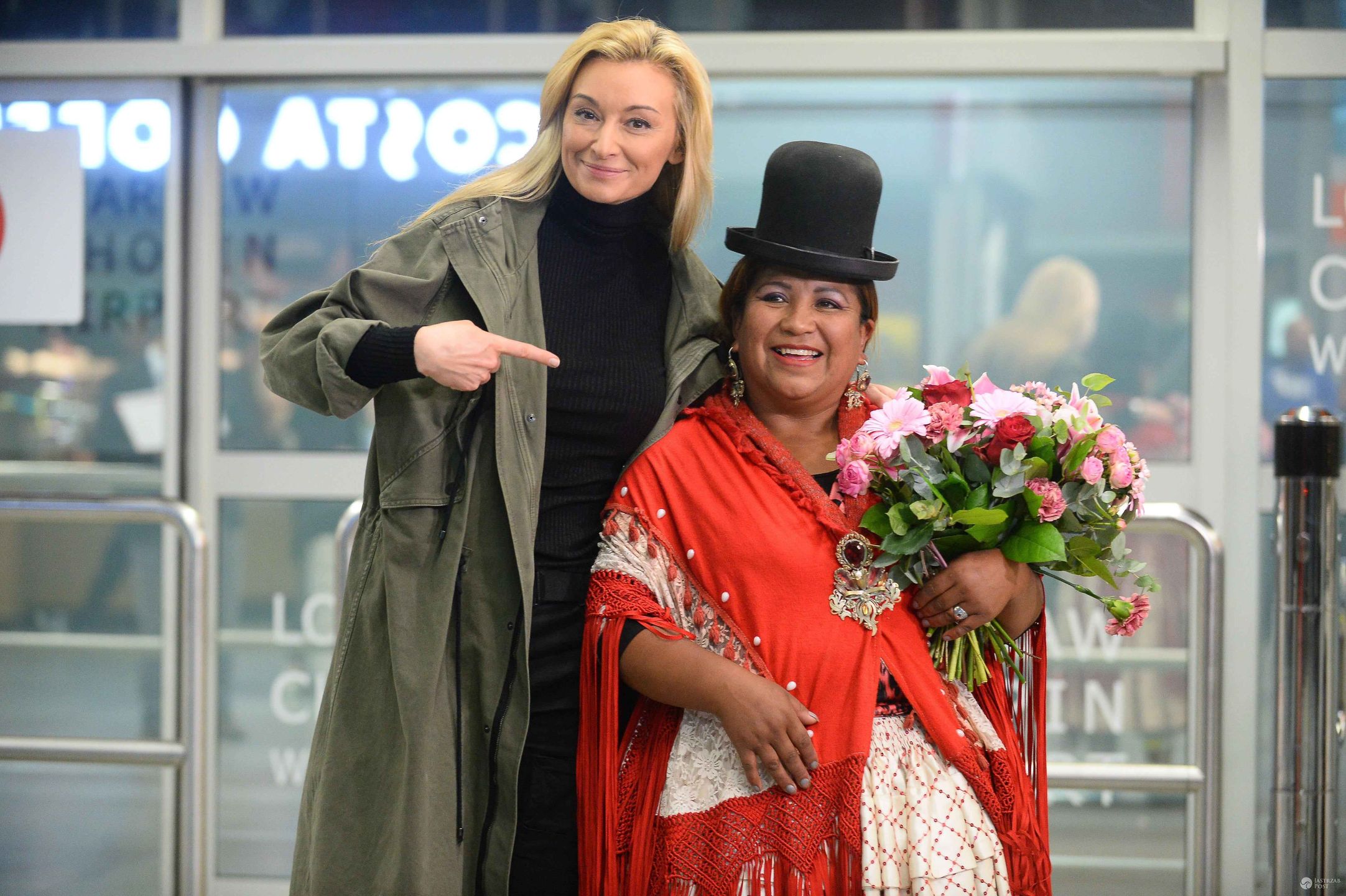Martyna Wojciechowska i Carmen Rojas na lotnisku