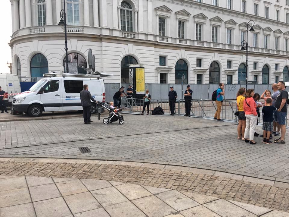 Barierki pod pałacem prezydenckim stanęły już na dzień przed samą miesięcznicą. 