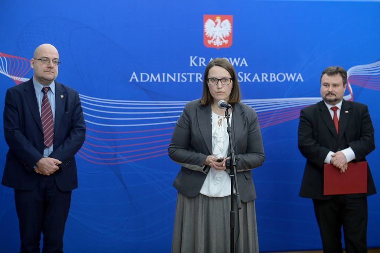 Magdalena Rzeczkowska (w środku) została w poniedziałek nową szefową KAS. Zastąpi na tym stanowisku Piotra Walczaka (z lewej)