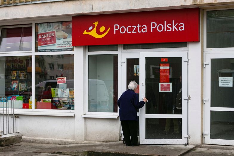 Poczta Polska wypłaca pracownikom dodatki przed świętami. Dostaną po 800 zł brutto w dwóch transzach.