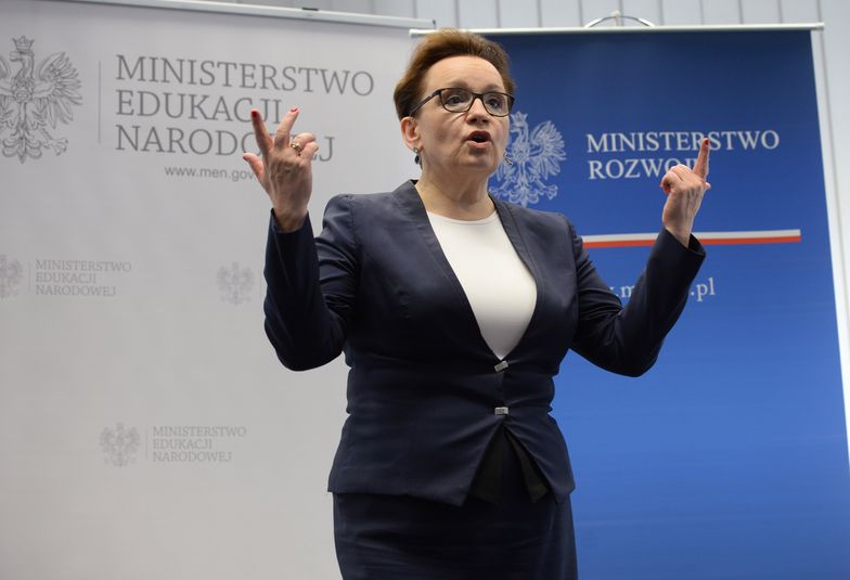 Minister edukacji Anna Zalewska ma kolejny powód do zmartwień. Związki zawodowe nauczycieli łączą siły