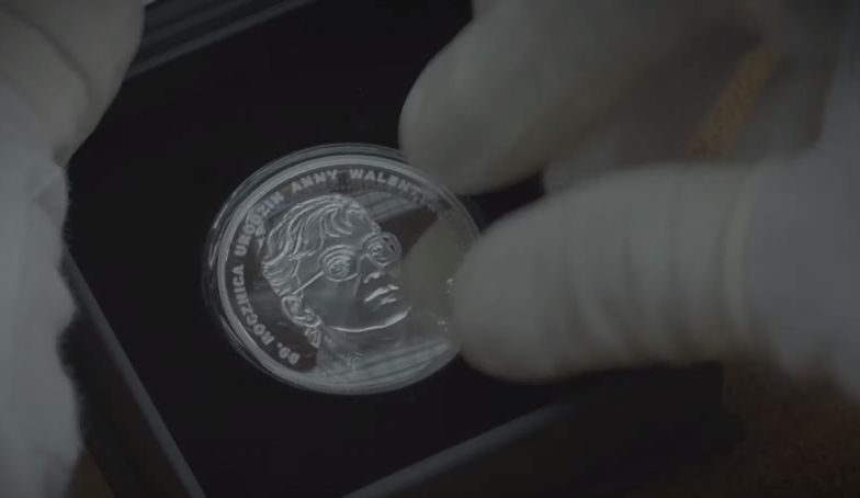Okolicznościowa moneta o nominale 10 zł z okazji 90. rocznicy urodzin Anny Walentynowicz