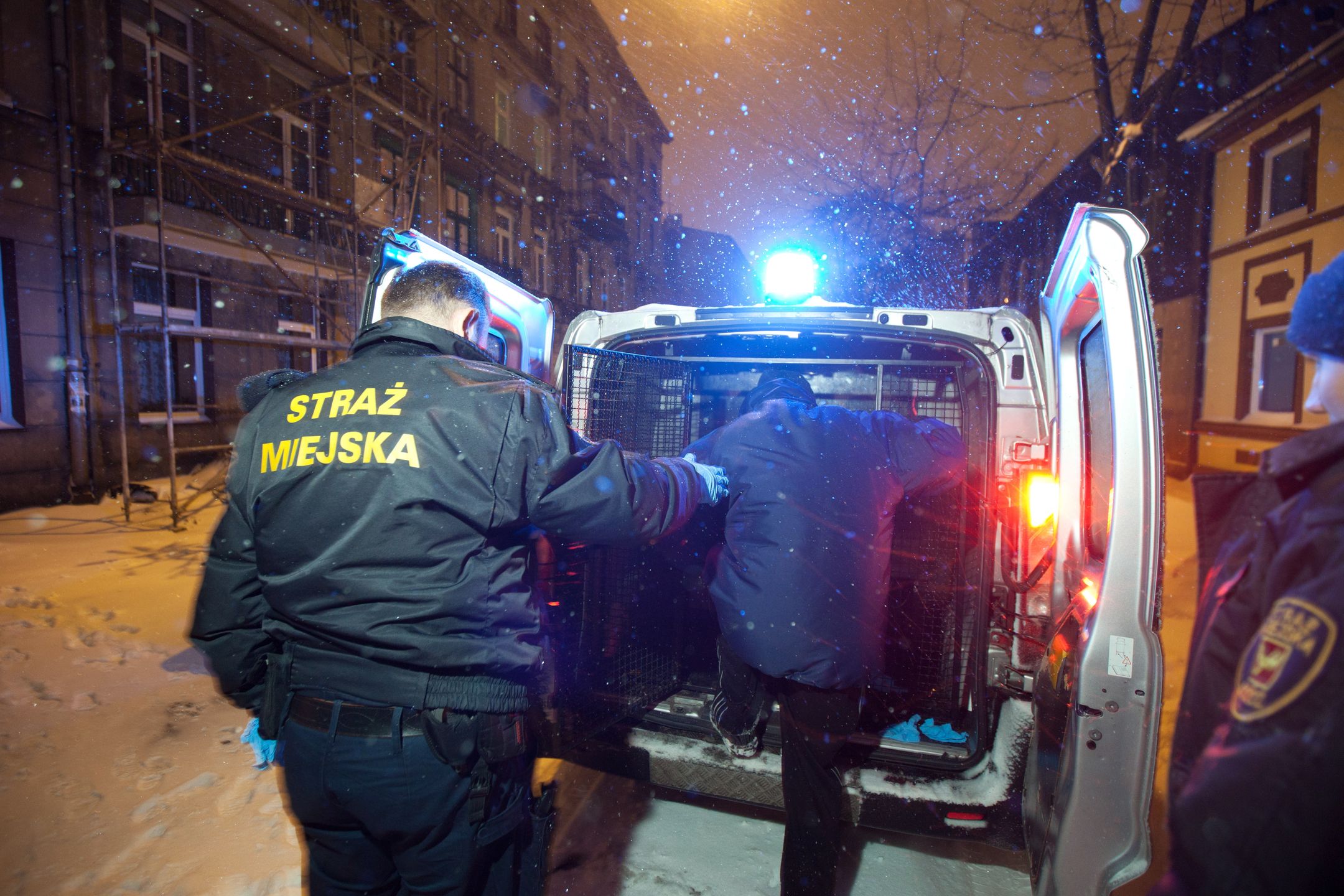 Straż miejska patroluje ulice i sprawdza, czy bezdomni nie spędzają nocy na dworze