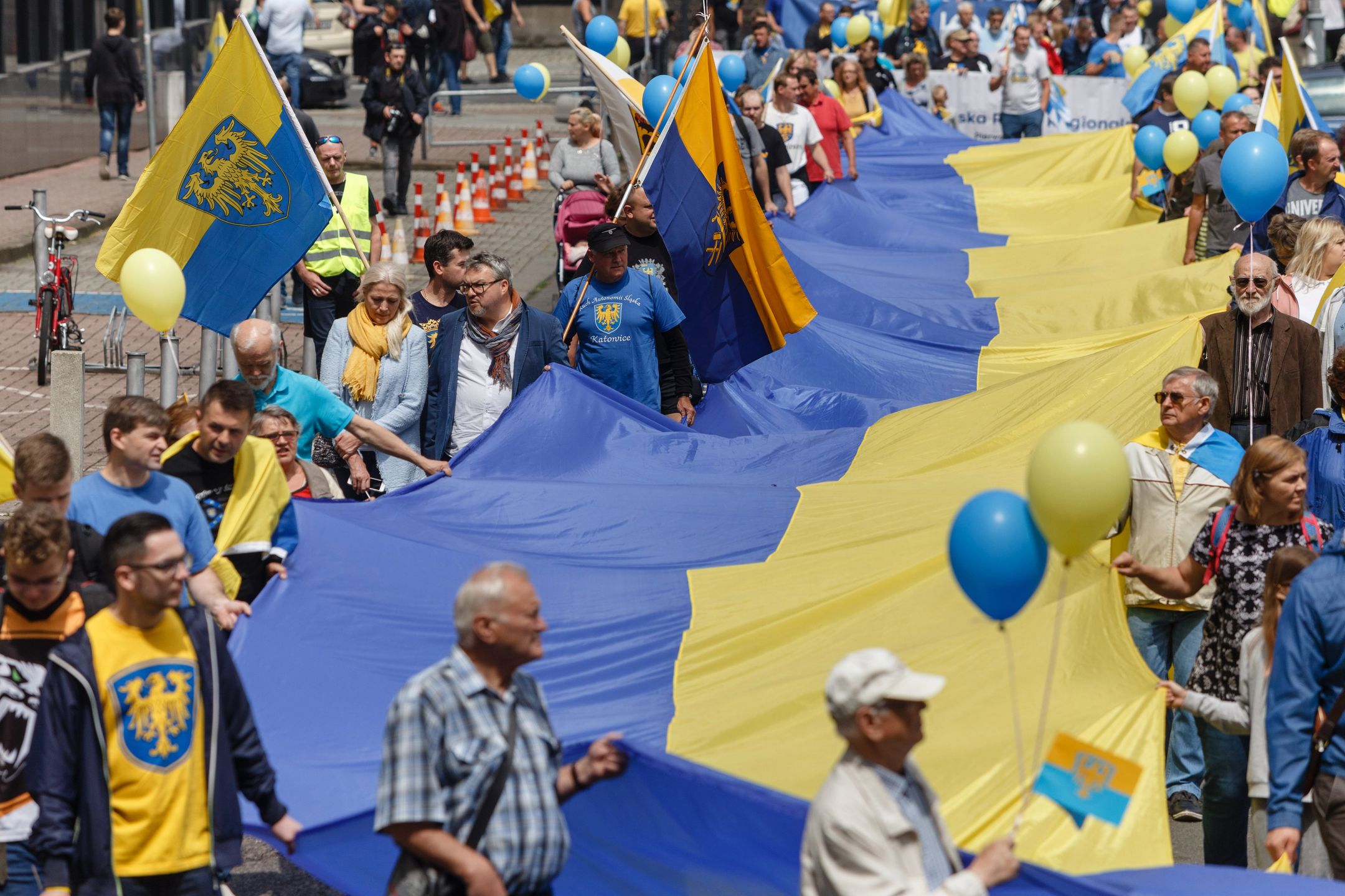 Uczestnicy marszu nieśli ogromną flagę w barwach Śląska