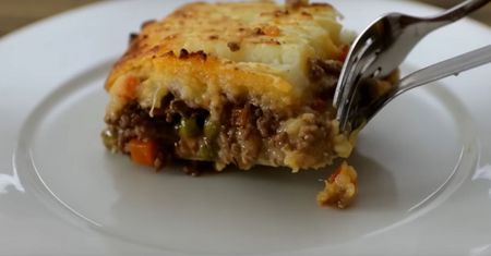 Brytyjczycy się zajadają. Warstwowe pyszności z warzywami i mięsem