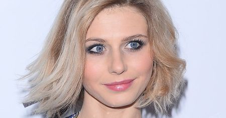 Izabela Zwierzyńska z dekoltem do pępka! Satynowy kombinezon odsłonił naprawdę sporo [zdjęcia]