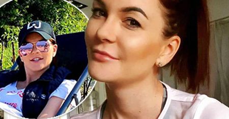 Agnieszka Radwańska z brzuszkiem jak piłeczka odpoczywa na plaży. Poród zbliża się wielkimi krokami