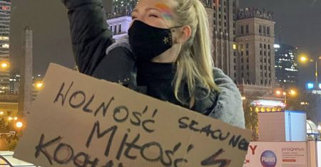 Barbara Kurdej-Szatan stała się gwiazdą mema po Strajku Kobiet. Zabawne i smutne zarazem