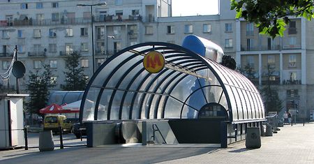 Pies wstrzymał warszawskie metro