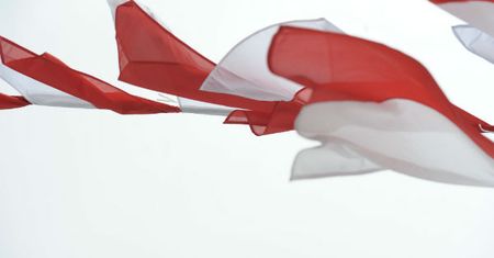 Trzej mężczyźni podejrzani o znieważenie flagi narodowej
