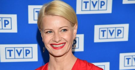 Małgorzata Kożuchowska cała w czerwieni pozuje na ściance TVP