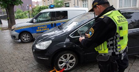 Sopot. 10 tys. zł mandatów i ponad 60 blokad w weekend. Straż miejska: "turyści chętnie wjechaliby na plażę"