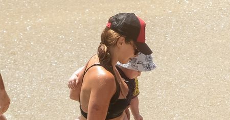 Lewandowska biega z córką po plaży. Wygląda świetnie w bikini