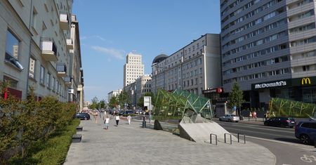 Warszawa. Spadł z 18. piętra wieżowca. Prokuratura bada wątek "nakłaniania do targnięcia się na życie"