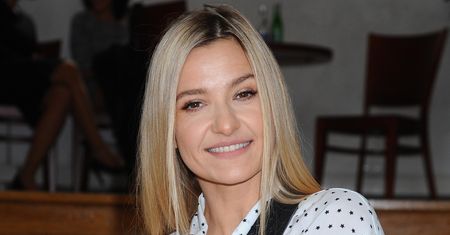 Joanna Koroniewska w młodzieżowej stylizacji. Różowy kożuszek i rockowe botki to hity jesieni