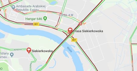 Ogromny korek na Trasie Siekierkowskiej. Zderzenie trzech aut