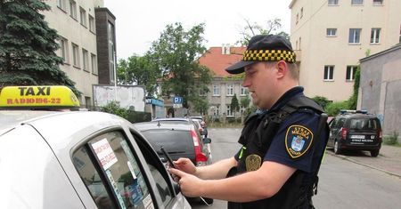 Zgubił się w krzakach za kościołem. Wezwał na pomoc straż miejską