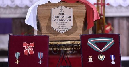 Pogrzeb Aliny Janowskiej w cieniu skandalu. Skradziono odznaczenia aktorki