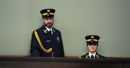Posłowie pod jeszcze większą ochroną. Opozycja się burzy