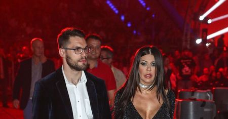 Iwona Węgrowska pokazuje zdjęcia chorej córeczki