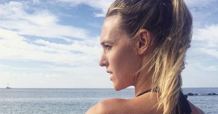 Ola Żebrowska seksownie rozczochrana. Idealne zdjęcie w bikini z wakacji