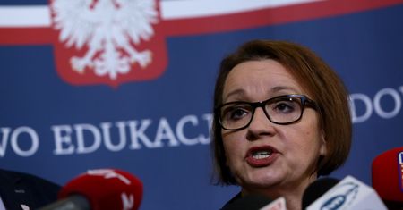 MEN obiecuje zmiany w oświacie, a nauczycielom podwyżki. Zalewska podpisała dokument