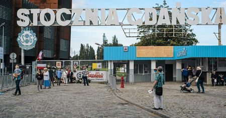 Uroczystości w Stoczni Gdańskiej. Odsłonią tablicę braci upamiętniającą Kaczyńskich