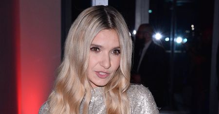 Joanna Koroniewska w karmelowym płaszczu. Ten model to ponadczasowy klasyk
