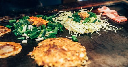 Okonomiyaki – street food z Japonii