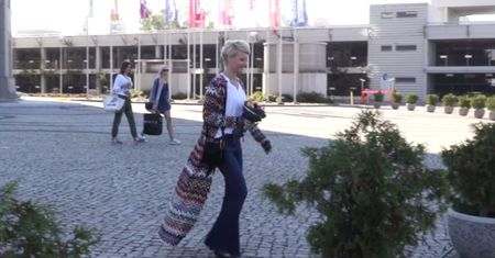 Małgorzata Kożuchowska w dzwonach i bardzo długim swetrze. Ładnie?