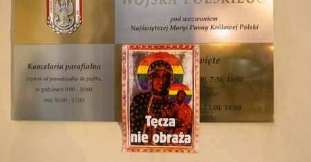 Matka Boska Tęczowa. Nocna akcja w Warszawie. Plakaty na kościołach i posterunkach