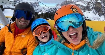 Martyna Wojciechowska szaleje na stoku z córką Marysią i Przemkiem Kossakowskim. "Jakoś te świąteczne dania trzeba spalić"