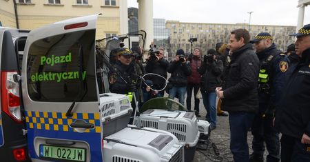 Ekopatrole z nowymi elektrycznymi autami na ulicach Warszawy