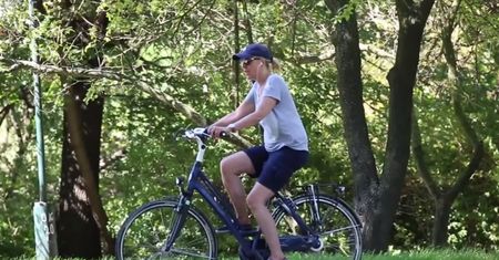 Agata Młynarska na rowerze. Nie do poznania?