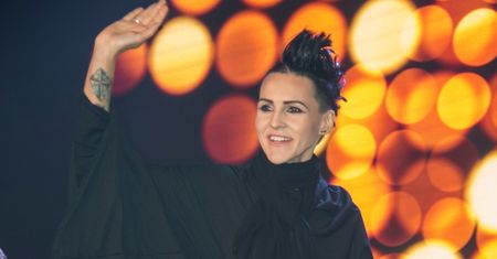 Chylińska w zaskakującej stylizacji na konferencji. Chce odwrócić uwagę od szczupłej sylwetki?