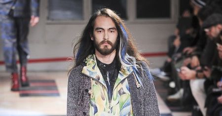 Dlaczego moda męska coraz bardziej przypomina kobiecą?