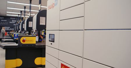 Poczta Polska uruchomiła pierwsze automaty paczkowe. Pojawią się one m.in. w sieci sklepów Biedronka