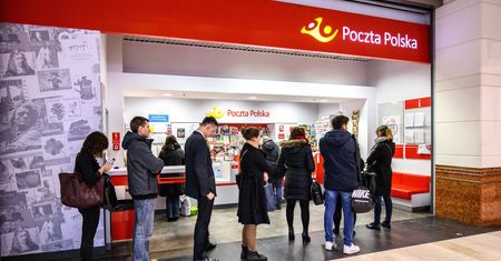 Internauci wyśmiewają reklamę Poczty Polskiej. Zyskuje InPost