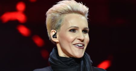 Agnieszka Chylińska promuje koszulkę z błędami