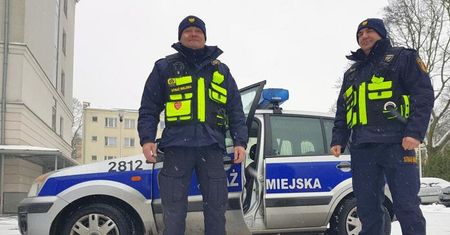 Rodząca kobieta utknęła w korku. Na pomoc przybyli strażnicy miejscy