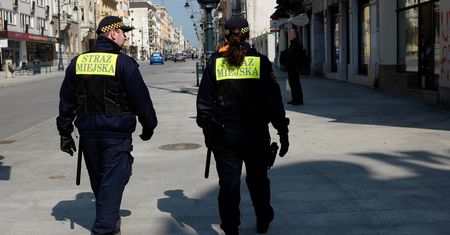 "Psem poszczuję". Straż miejska ma prawo kontrolować piece, śmieci, ale nie tylko