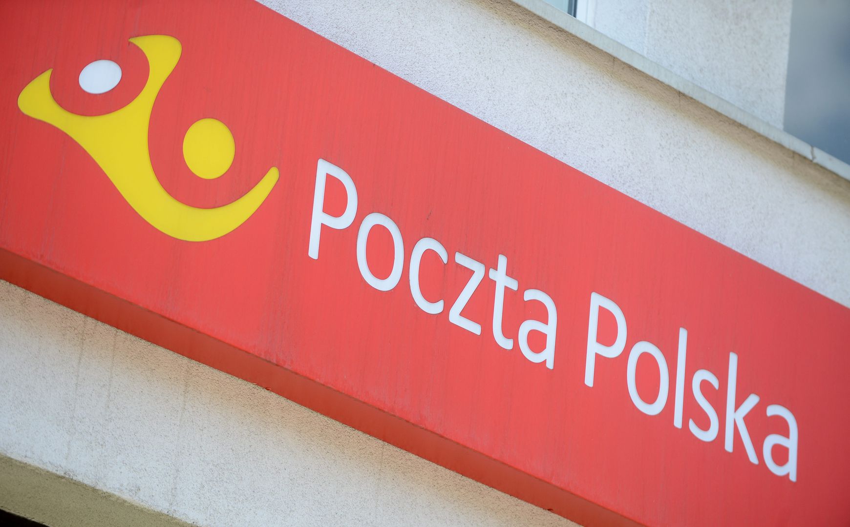 Pozostawione paczki przed Pocztą Polską 