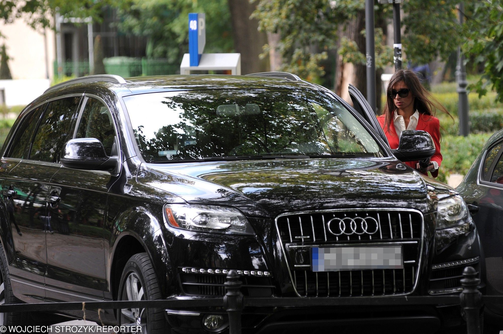 Marta Kaczyńska wsiada do audi