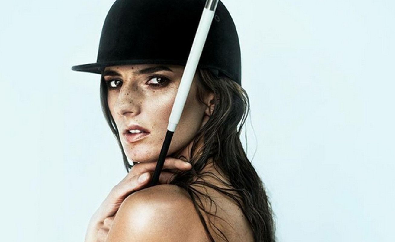 Kamila Szczawińska pozuje topless