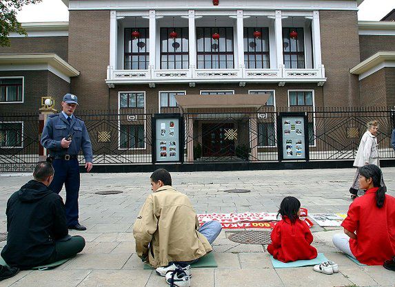 Falun Gong - medytacja i protest pod ambasadą Chin
