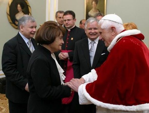 Kaczyński przywiózł choinkę na grób matki