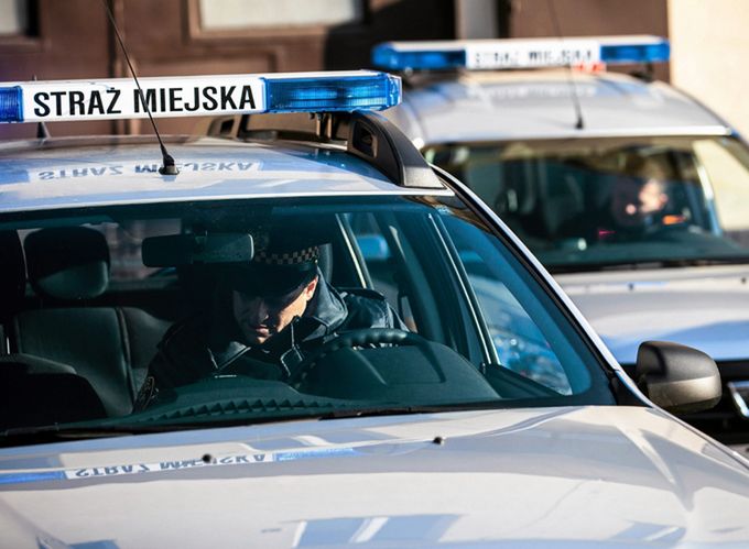 Warszawa: mężczyzna powiesił się w wozie straży miejskiej