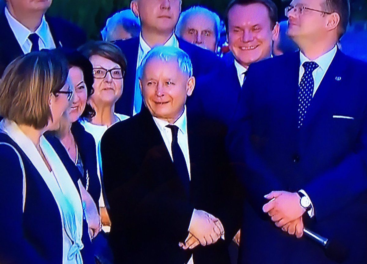 Jarosław Kaczyński i politycy PiS roześmiani na miesięcznicy. Wiemy, co ich tak rozbawiło
