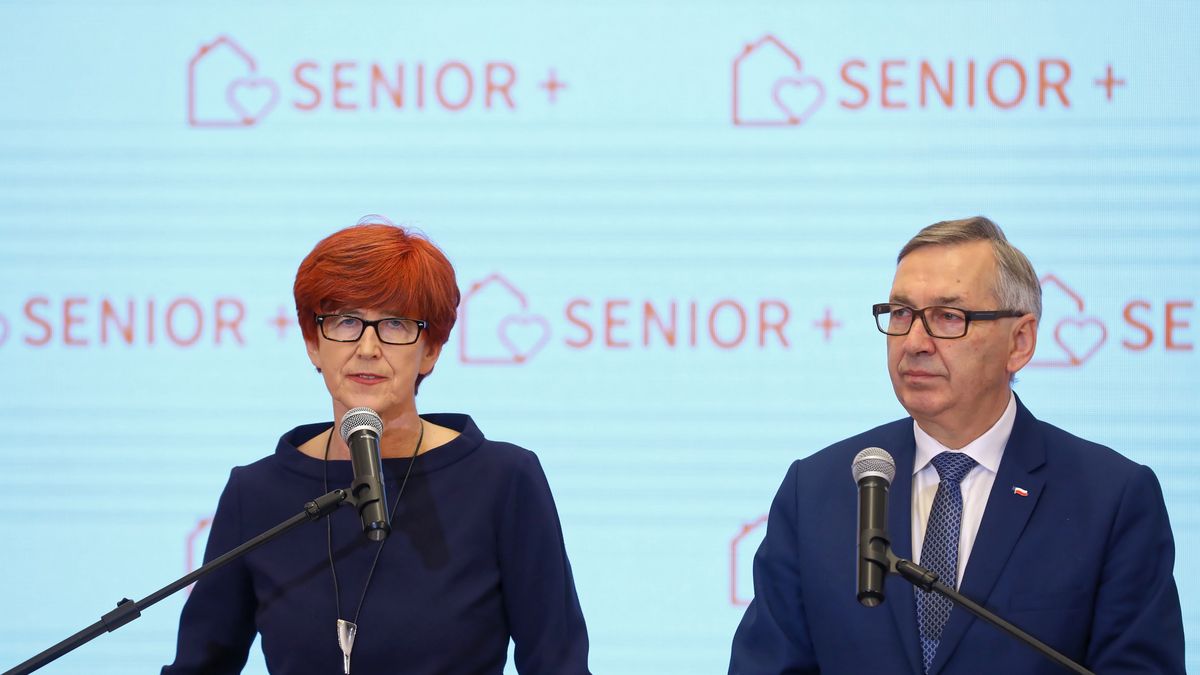 Emerytury 2019. Na zdj. minister rodziny, pracy i polityki społecznej Elżbieta Rafalska (L) i sekretarz stanu w MRPiPS Stanisław Szwed
