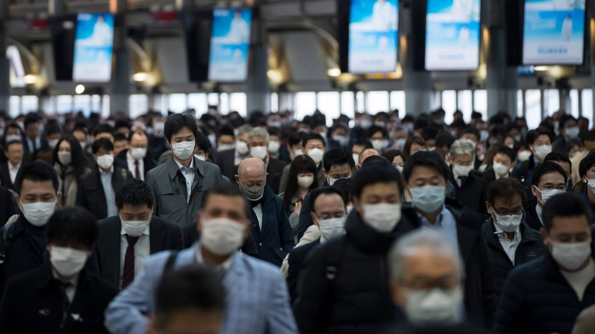 Mieszkańcy Tokio w drodze do pracy podczas pandemii